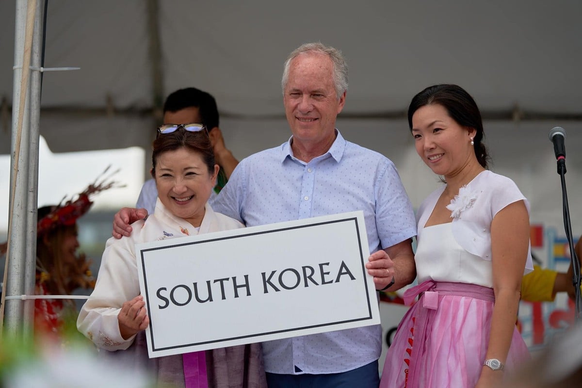 Administrators of the Korean School of Louisville pose with ex-Louisville Mayor Greg Fischer at 2022's WorldFest.