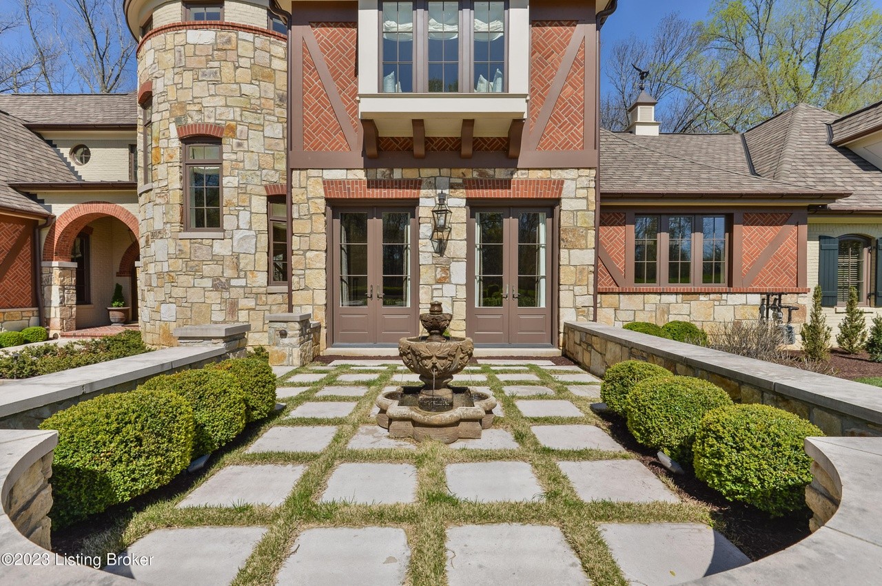 PHOTOS: This Kentucky Mansion Looks Like A Modern Fairytale Castle