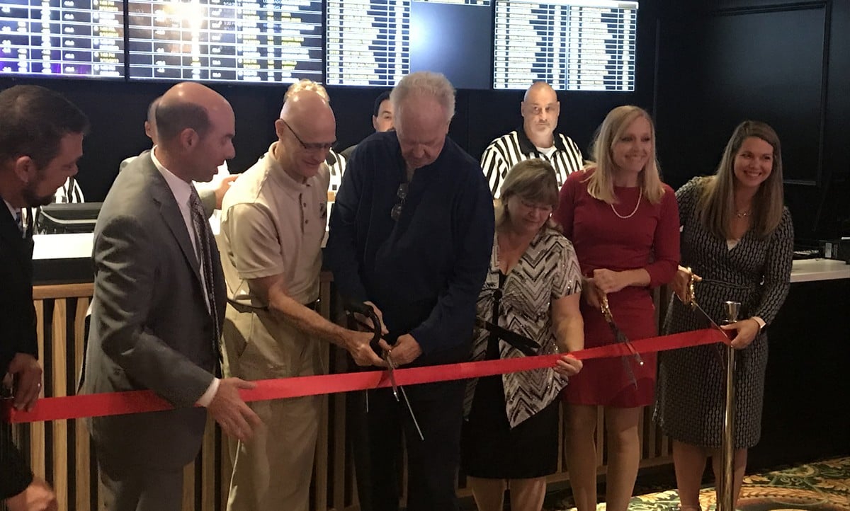 Former Green Bay Packer and NFL Hall of Famer Paul Hornung cuts the ribbon in front of the sportsbook at Horseshoe Southern Indiana Casino.