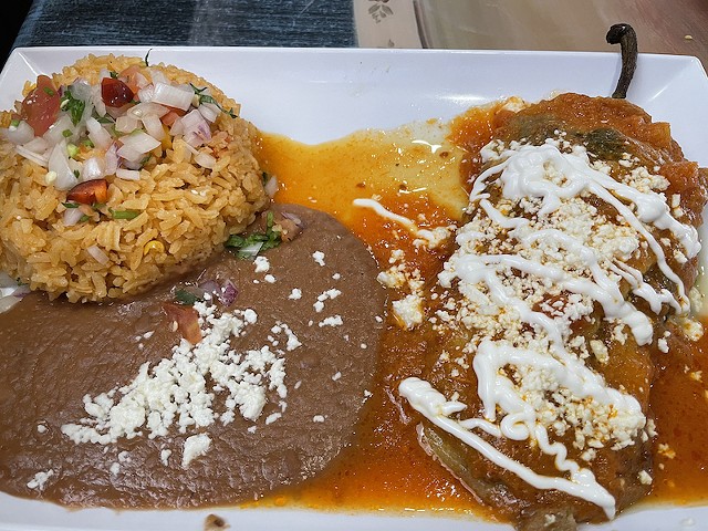 Robin Garr explores El Mariachi in this week's Food & Dining.