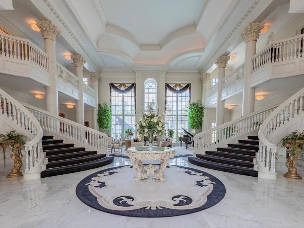 This Southern Indiana Mansion Looks Like The White House [PHOTOS]