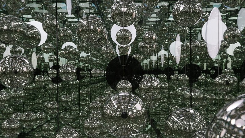 Detail. Yayoi Kusama. Infinity Mirrored Room — Let's Survive Forever. 2017. - Courtesy of the artist, David Zwirner, Ota Fine Arts, and Victoria Miro.